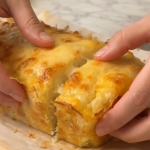 Budincă de conopidă cu ouă, șuncă și mozzarella la cuptor (video)