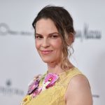 Hilary Swank, 52 de ani, își arată burtica de gravidă pentru prima dată